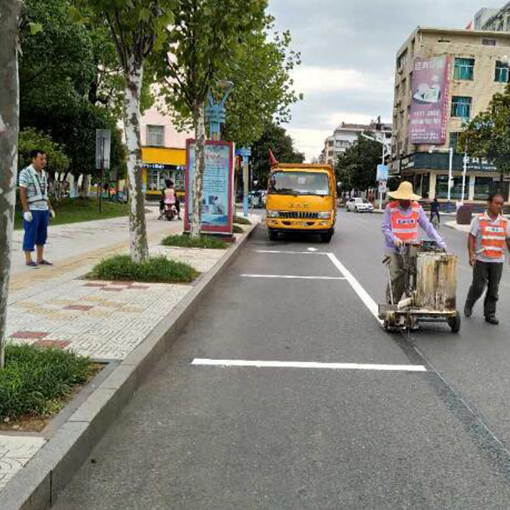 道路标线施工现场